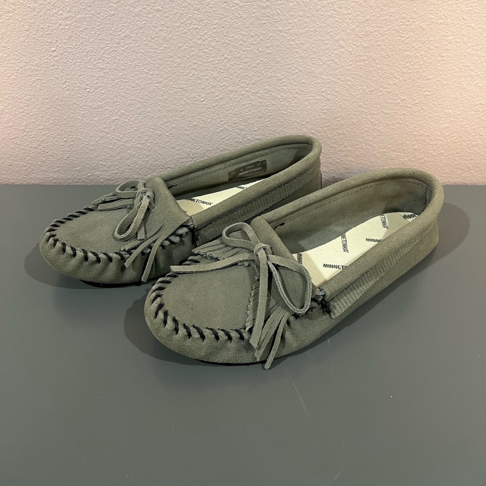 Minnetonka Kilty Suede Moccasins Size 8 | Sage Green Fringe Bow Loafers |